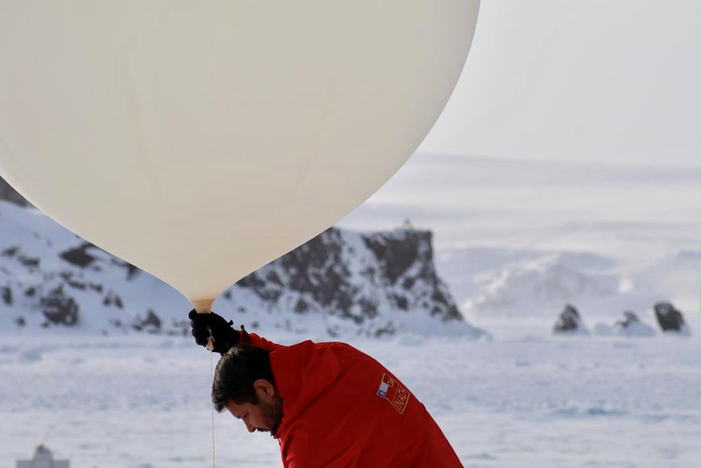Picture of balloon-borne ozonesondes for atmospheric profiling on King George Island in September 2019.